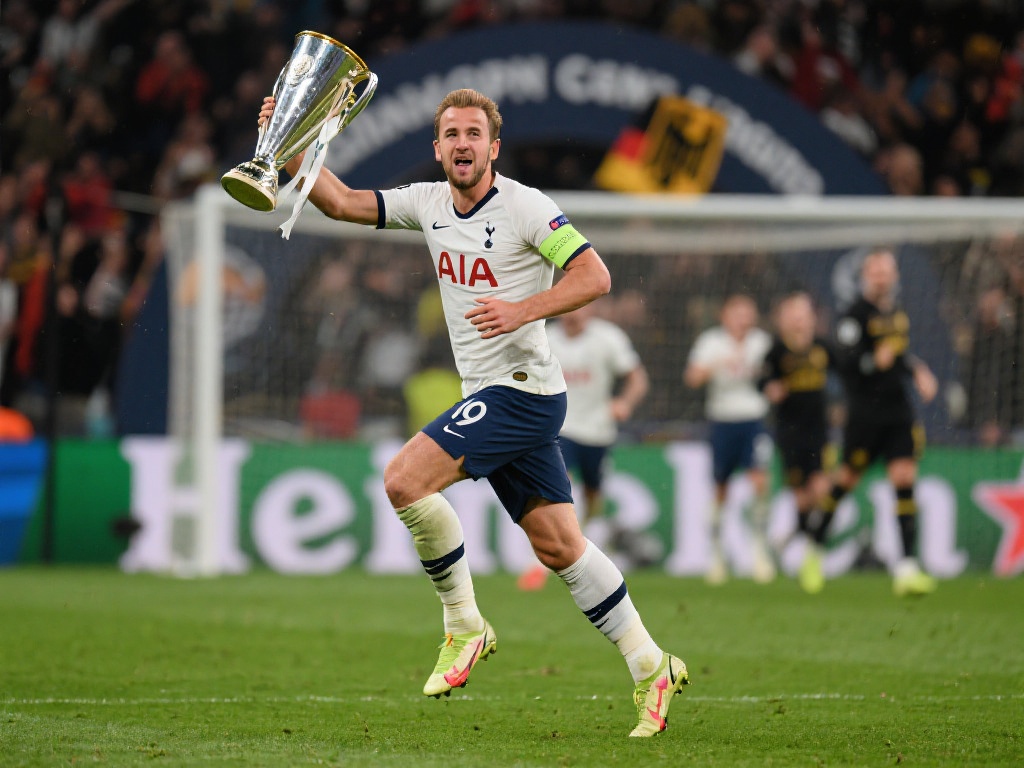 凯恩夺首冠秒庆祝,与戴尔激情拥抱获德甲官方祝贺 凯恩的夺冠过程不仅带给足球爱好者无尽欢乐