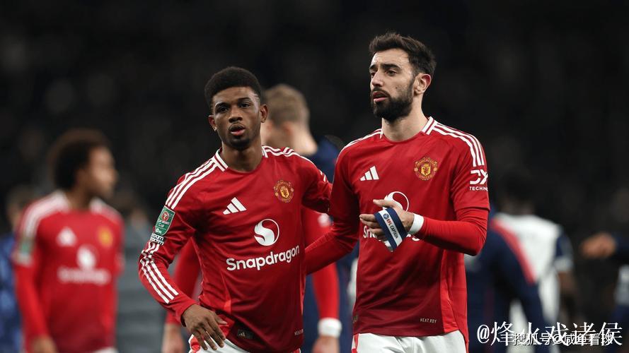 战平伯恩茅斯后曼联球员离场时，球迷报以热烈掌声